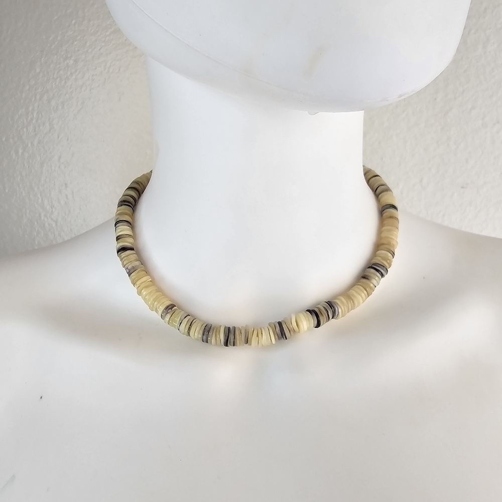 Beautiful Shell Necklace - Picture 3 of 4